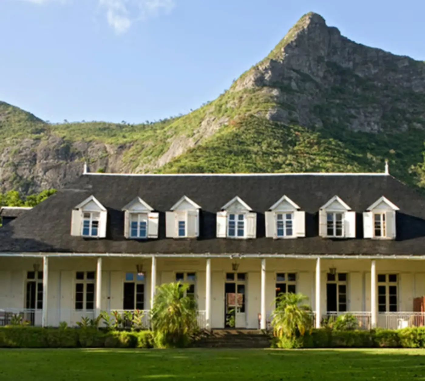 Manor house of the Rhumerie de Saint Aubin in front of a mountain